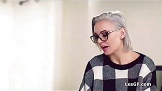 Eksplorasi anal dengan milf panas dalam threesome