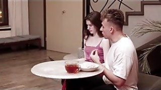 Kakak tiri menggoda saudara tirinya dan mendapatkan lebih dari yang dia harapkan di tangga