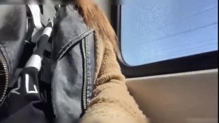 Katja dari Riga melakukan masturbasi di kereta