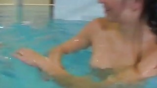 Remaja amatir mengambil kontol hitam Lesbian muda mulai telanjang dalam berenang