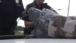 Polisi wanita menggunakan tongkat besar prajurit hitam sebagai mainan seks