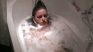 Sizzling blondie Kyla King masturbasi dengan dildo di bak mandi