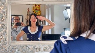 Lara Latex Memberi Slutty British Blowjob di Lingerie - POV Doggystyle Fuck