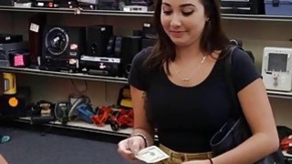 Gadis kampus seksi memamerkan payudaranya dan menggedor uang