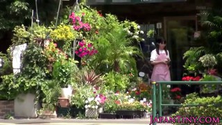 Petite Japanese flower shop girl vagina berbulu bange