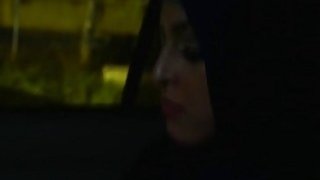 Gadis Arab bertubuh teguh memberikan blowjob dan bercinta mentah