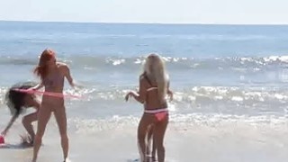Remaja bercinta penjaga pantai yang beruntung