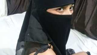 Gadis Muslim Panas memberikan blowjob yang luar biasa di kamar hotel