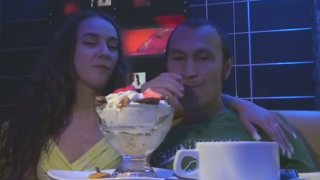 Pelacur kecanduan sperma mabuk mengisap permen lolicock lezat tepat di klub