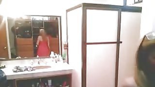 Ibuku di kamar mandi tidak menyadari kamera mata-mata