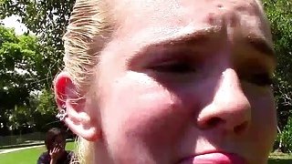 Kontol tersedot oleh sekelompok pelacur liar