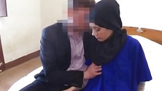 Gadis Arab pemalu menyebar kaki dan keparatnya setelah dibayar