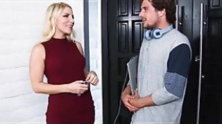 Gadis seksi teman -teman saya dan saya hanya menaruh beban di mulutnya hkib