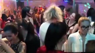 Pedas Chicks Dapatkan Sepenuhnya Gila Dan Telanjang Di Hardcore Party