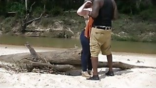 Istri kulit putih pergi ke Afrika untuk beberapa pinus kayu pinus yang nyata