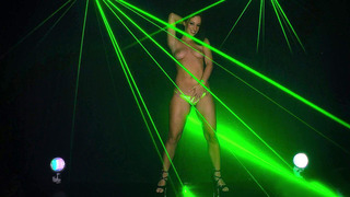 Jada Stevens berpose solo dengan pertunjukan laser yang luar biasa