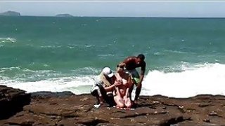 Anal on the Rocks Busty Blonde Tourist Ass kacau oleh penduduk setempat. Threesome outdoor antar -ras dengan penetrasi ganda HW2 Koy