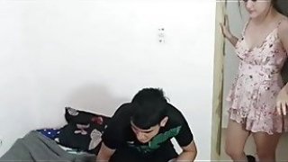 Saya memberi saudara tiri saya hadiah untuk melakukan pekerjaan rumah saya