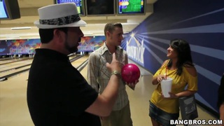 Persetan Tim Lima pergi ke sebuah arena bowling yang manis
