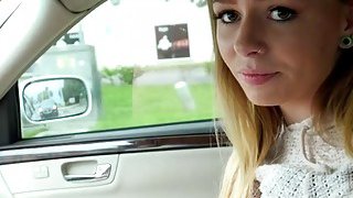 Remaja pirang berkedip payudara alami di dalam mobil