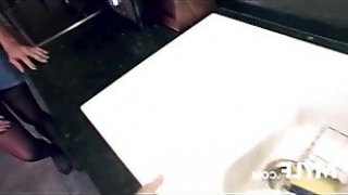 Bintang sofia milf jorok yang cantik memungkinkan anak tirinya menikmati lekuk tubuhnya yang sempurna sambil dikurung di rumah anal pantat besar