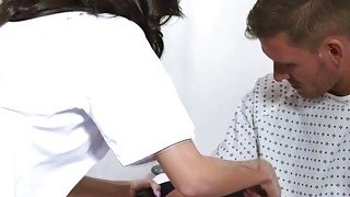Perawat Horny mengisap pasiennya ayam besar