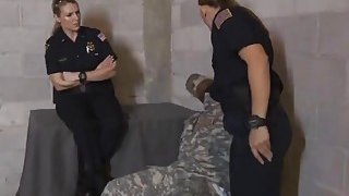 Polisi wanita berambut pirang payudara besar dijinakkan oleh tentara ayam hitam kecil