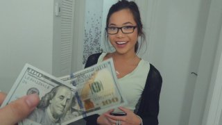 Uang Membuat Gadis Kutu Buku Senyum & Gumpal