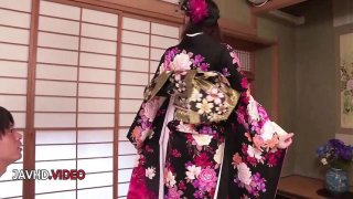 Yua ariga dalam kimono menjadi kacau keras dan orgasme creampie