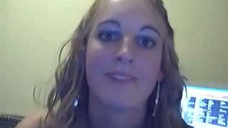 Strip pirang keriting yang tidak cantik di webcam untuk menunjukkan payudaranya yang terlalu kecil