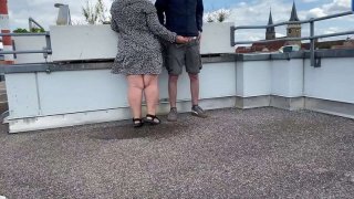 Montok milf elena mendapat kaki basah dalam adegan kencing di depan umum dengan penis besar aleksandr