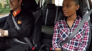 Pelajar Lesbian mendapat lisan dalam mengendarai mobil sekolah