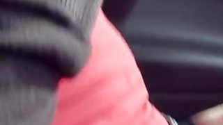Sayang remaja berambut merah mendapat vaginanya menggedor di mobil