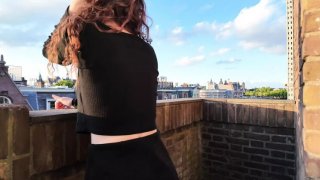 Istri muda yang seksi curang di balkon dalam rok mini - mengendarai gaya doggy yang keras