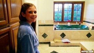 Langsing girlie Laura Brooks mengisap ayam di bak mandi air panas