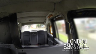 Payudara besar sialan amatir Inggris di voyeur publik taksi
