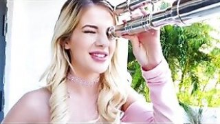 Pirang panas strip di depan stepbrotherboiwk temannya