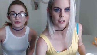 Camgirls lesbian berambut pirang dan berambut merah berpose di webcam