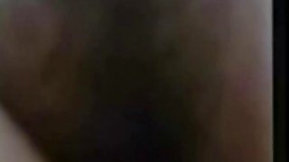 Bung Horny memfilmkan pacarnya Arab berambut cokelat jahat mengisap penisnya yang kaku