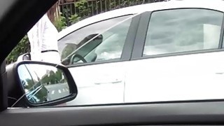 Brunette remaja Foxy Di mendapat vaginanya yang ketat di dalam mobil