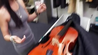 Menjejalkan Cello yang Dicuri Di Pegadaian