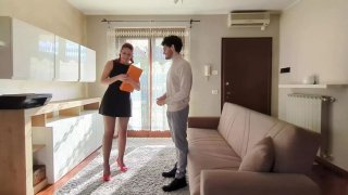 Agen real estat Italia panas mira love fucks keras untuk kesepakatan properti - facial gaya doggy amatir