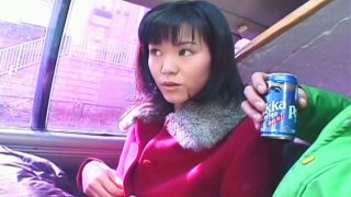 Takut keparat mauls vagina berbulu pelacur Jepang Eri Minami di dalam mobil