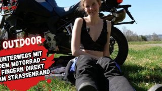 Remaja jerman kurus diam-diam meraba untuk orgasme ganda dalam tur sepeda motor - masturbasi tunggal kencing di luar ruangan