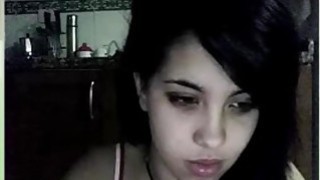 Brunette sayang membelai bbobnya sementara infornt dari webcam