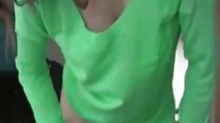 MILF busty cantik membuka baju di webcam