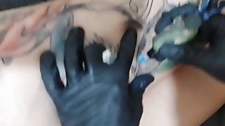 Tato dibuat dengan steker anal di pantat