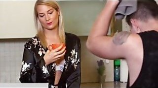 Horny milf sharon white tidak bisa menahan keinginan untuk masturbasi ke kemeja gym anak stepons