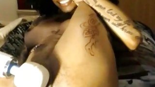 Tattoed horny ebony dildoing vagina di webcam