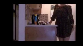 Ibu rumah tangga Arina melakukan masturbasi di dapur